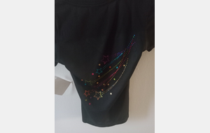 T-shirt noir col V de marque Moreau - Dos étoiles de couleur pailletées